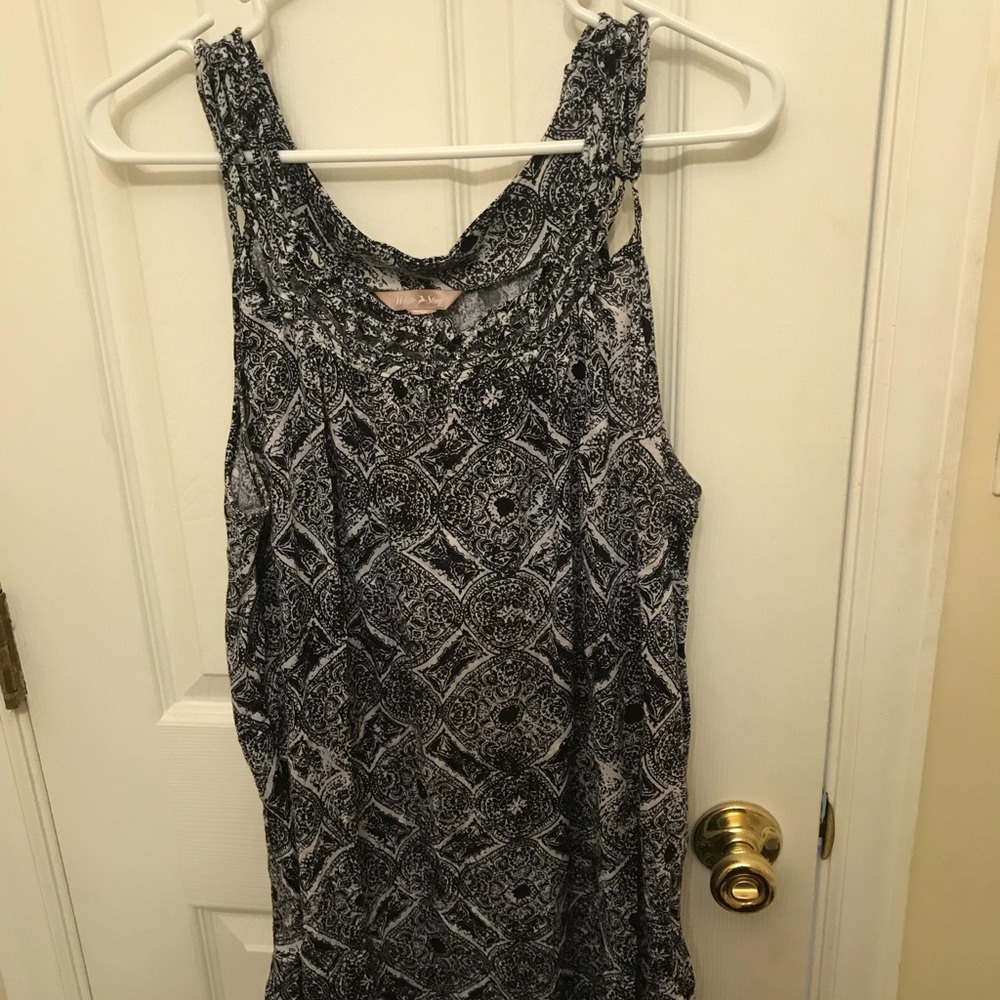 Black and white patterned tank top only worn once